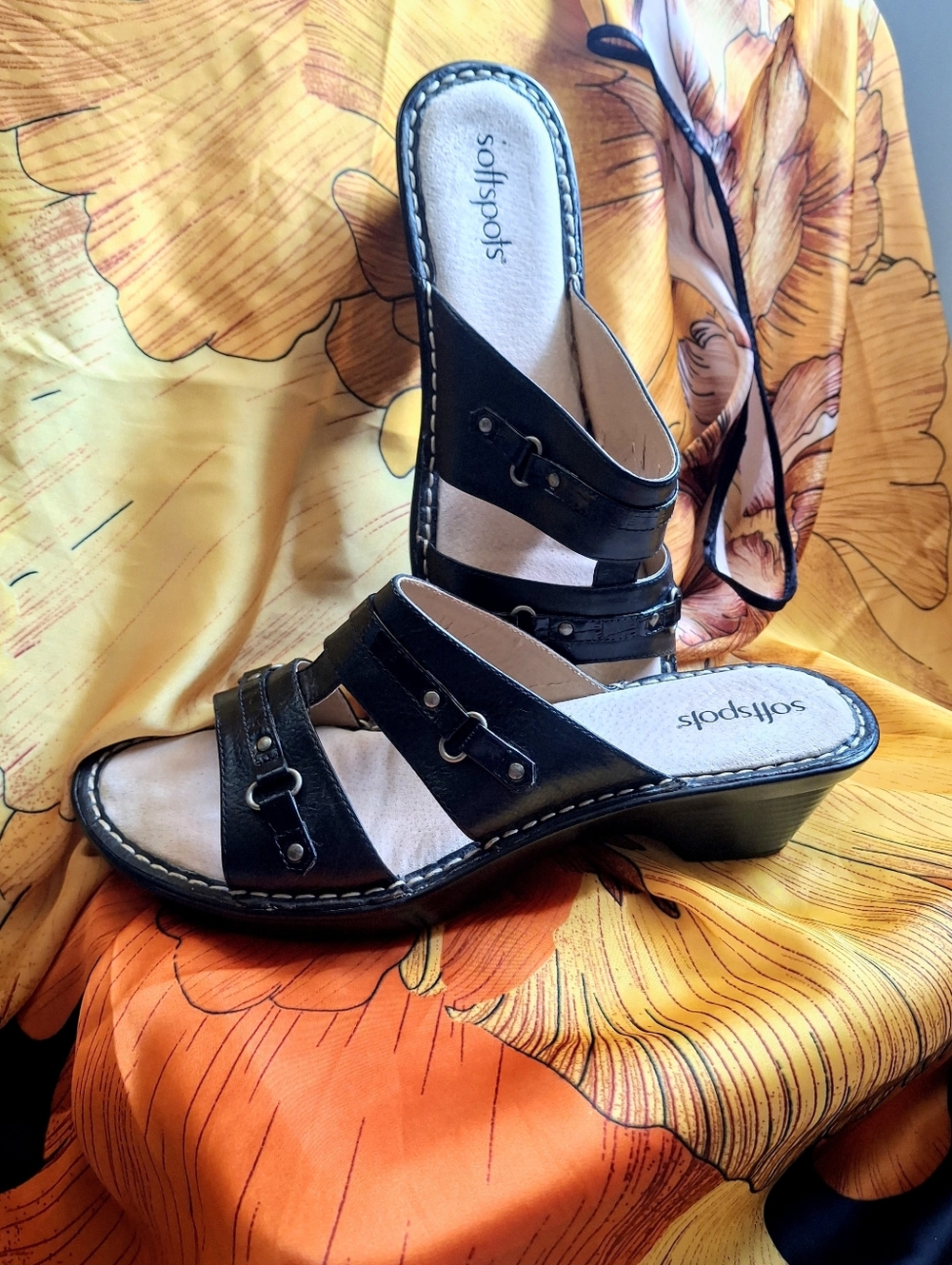 EUC Women's Comfortiva/Soft Spots Pillow Top Slip-On Sandals Black/Bronze Sz.9.5
